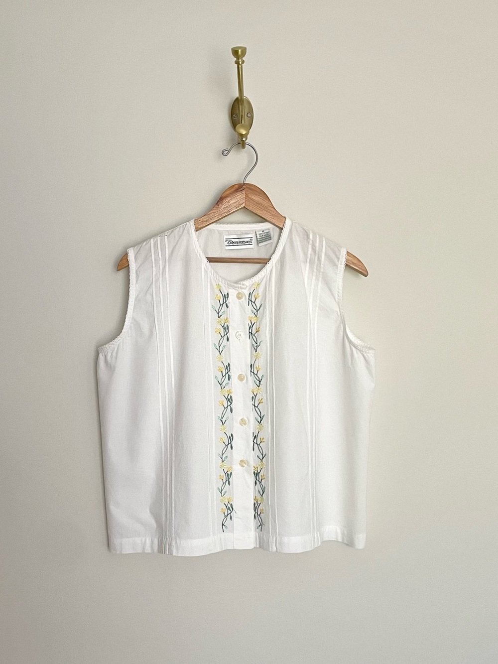 Vintage floral embroidered button-front blouse